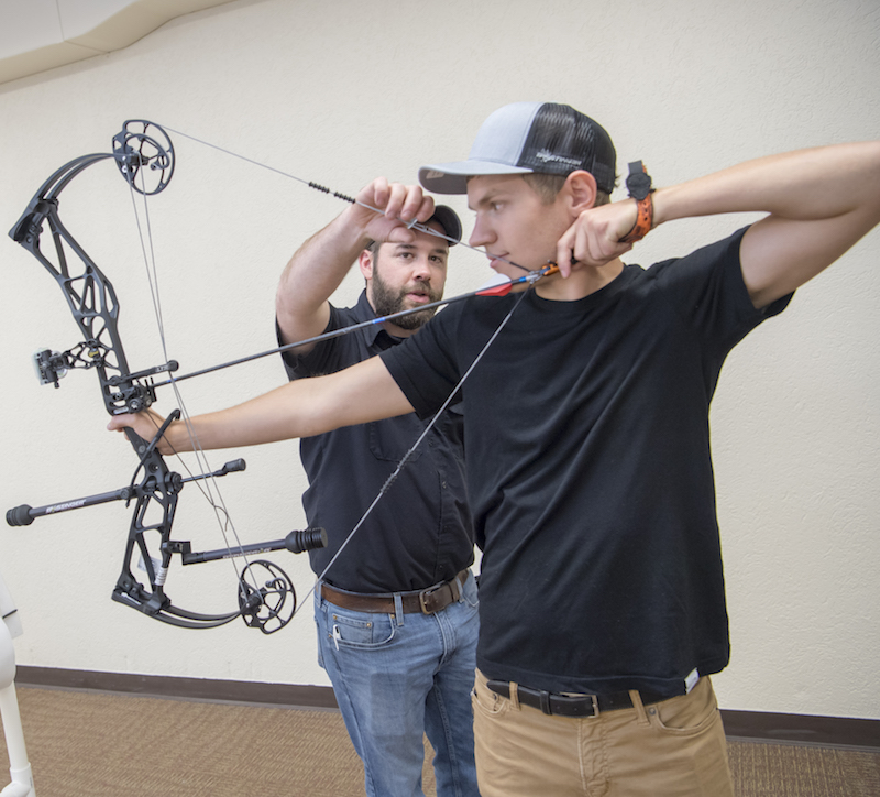 how to draw a compound bow and arrow